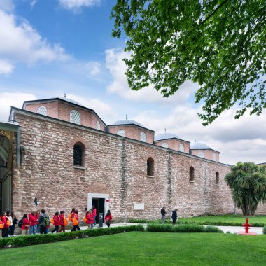 İstanbul, Türkiye - 11 Mayıs 2023: Topkapı Sarayı avlusundaki Hazine Silahları Müzesini ziyaret eden genç öğrenciler