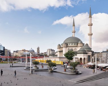 İstanbul, Türkiye - 13 Mayıs 2023: Taksim Meydanı 'nda Taksim Camii, Aya Triada Rum Ortodoks Kilisesi ve çok az yaya ile sokak sahnesi