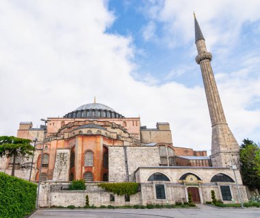 Eski bir Rum Ortodoks kilisesi olan Ayasofya veya Ayasofya, şu anda Sultanahmet Meydanı, İstanbul, Türkiye 'de bulunan camiye çevrilmiş durumda.