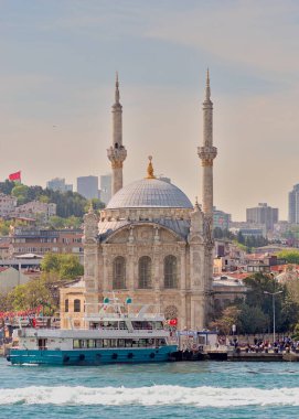 İstanbul, Türkiye - 8 Mayıs 2023: Ortakoy Camii 'ne tepeden bakan Boğaz manzarası, ya da Ortakoy Camii, nam-ı diğer Buyuk Mecidiye Camii, Ortakoy iskelesi meydanında gün batımından önce feribot ile geziyor.