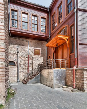 Zeyrek Camii, ya da Molla Zeyrek Camii, 14. yüzyıl Orta Bizans mimari tarzı cami, Zeyrek ilçesi, Fatih, İstanbul, Türkiye. Tabeladaki metnin çevirisi: Zeyrek Akademisi