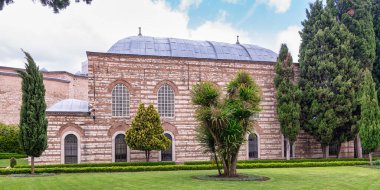 16. yüzyıl Osmanlı Dönemi Agalar Camii 'nin kırmızı tuğlaları ve belirgin mavi çatısı Topkapı Sarayı 