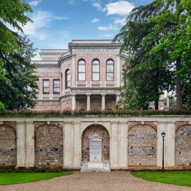 Taş bir çitin içindeki beyaz, güzel bir mermer çeşme Mecidiye Pavyonu, İstanbul ve Türkiye 'yi gözler önüne seriyor.