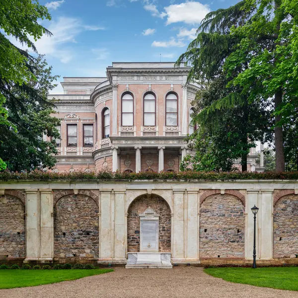 Taş bir çitin içindeki beyaz, güzel bir mermer çeşme Mecidiye Pavyonu, İstanbul ve Türkiye 'yi gözler önüne seriyor.