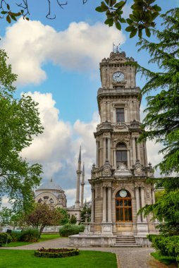 Dolmabahce Saat Kulesi 'nin sabah çekimi, ya da Dolmabahce Saat Kulesi, Dolmabahce Sarayı dışında, İstanbul, Türkiye, Barok tarzı Dolmabahçe Camii' nin arka planında yer alıyor.