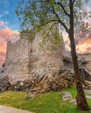 İstanbul, Beykoz 'da İstanbul' un Anadolu tarafında Sultan Bayezid tarafından inşa edilen 13. yüzyıldan kalma bir ortaçağ Osmanlı kalesi olan Anadolu Hisari 'nin günbatımı