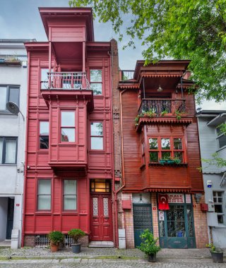Kuzguncuk Mahallesi, Uskudar İlçesi, İstanbul, Türkiye 'de dar sokağa uygun renkli konut binaları
