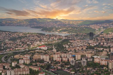 Panoramik bir günbatımı, İstanbullar 'ın şehir manzarasına ve Boğaz' a sıcak bir ışıltı saçarak kentsel ve doğal güzellikleri gözler önüne seriyor. Fotoğraf: İstanbul Safir Kulesi, Türkiye