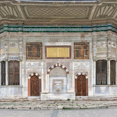 İstanbul 'daki Topkapı Sarayı' nın İmparatorluk Kapısı 'nın yanındaki Büyük Meydan' da yer alan 17. yüzyıl Türk rokoko su çeşmesi Ahmet Cesmesi veya Sebil 'in mermer çeşmesi.