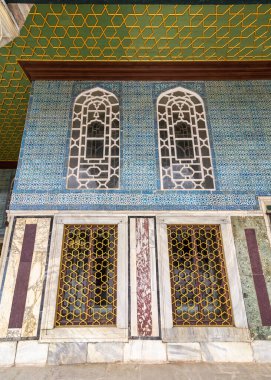 Bağdat Büfesi, diğer adıyla Bağdat Kosku, Topkapı Sarayı 'nın dördüncü avlusunda, İstanbul, Türkiye' deki mavi mozaik fayanslarla süslenmiş.