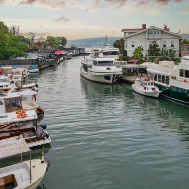 İstanbul, Beykoz 'daki İstanbul' un Anadolu ilçesinde Anadolu Hisari kalesinin Anadolu tarihi kalesinin yanında yer alan farklı şekil, boyut ve renklerde teknelerle dolu Göksu Akıntısı