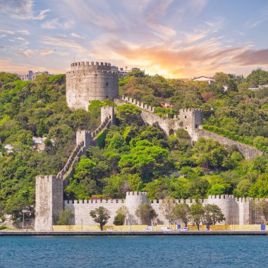 Rumelihisari, Bogazkesen Kalesi ya da Rumeli Kalesi 'nin şafaktan sonra İstanbul, Türkiye' deki İstanbul Boğazı 'nın Avrupa tarafındaki tepelerde yer alan Boğaz Boğazı' ndan görünüşü