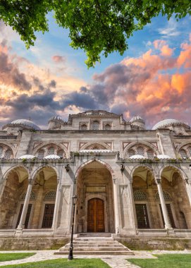 Sehzade Camii 'nin girişi, ya da Seyzade Camii, İstanbul, Türkiye' nin üçüncü tepesindeki Fatih ilçesinde bulunan Muhteşem Süleyman tarafından yaptırılan 16. yüzyıldan kalma bir Osmanlı imparatorluk camii.