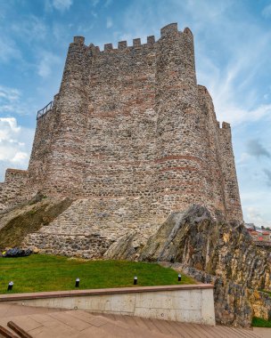 İstanbul, Beykoz 'da İstanbul' un Anadolu tarafında Sultan Bayezid tarafından inşa edilen 13. yüzyıldan kalma bir ortaçağ Osmanlı kalesi olan Anadolu Hisari 'nin sabah fotoğrafı.