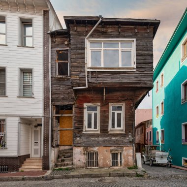 Sultanahmet Meydanı yakınlarındaki eski harabe ahşap evle birlikte kaldırım taşı sokağı, Fatih ilçesi, İstanbul, Türkiye, yaz günü