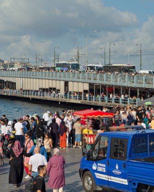 İstanbul, Türkiye - 30 Ağustos 2022: Arkaplanda Galata Köprüsü ile Zafer Günü tatili sırasında Eminonu Meydanı 'nda kalabalık bir yerel halk ve turist kalabalığı