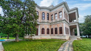 Beykoz Mecidiye Kasri, ya da Mecidiye Pavyonu, 1845 yılında inşa edilen ve Mısır Valisi Muhammed Ali Paşa tarafından Sultan Abdulmecid 'e sunulacak olan bir Osmanlı sarayı, Beykoz' da, İstanbul, Türkiye 'de uygun.