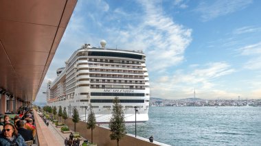İstanbul, Türkiye - 5 Mayıs 2023: MSC SPLENå A, Büyük yolcu gemisi, İstanbul Boğazı kıyısı boyunca yer alan karışık kullanımlı bir kalkınma olan Galataport terminaline kenetlendi