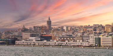 İstanbul, Türkiye - 8 Mayıs 2023: Galataport Denizi 'nden bakıldığında, uzak uçtaki Galata Kulesi ile Karaköy Mahallesi' nde yer alan karma kullanım geliştirmesi