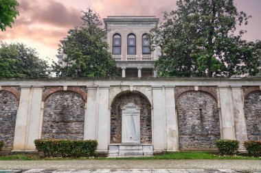 Güzel beyaz mermer bir çeşme taştan bir çite arabuluculuk ediyor. Mekidiye Pavyonu, İstanbul ve Türkiye 'yi ortaya çıkarıyor.