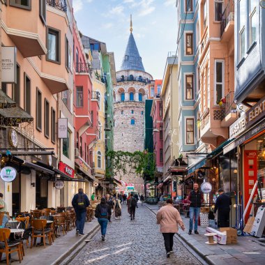 İstanbul, Türkiye - 13 Mayıs 2023: Dar ve atmosferik kaldırım taşlarından alınan popüler turizm merkezi Galata Kulesi Buyuk Hendek Caddesi