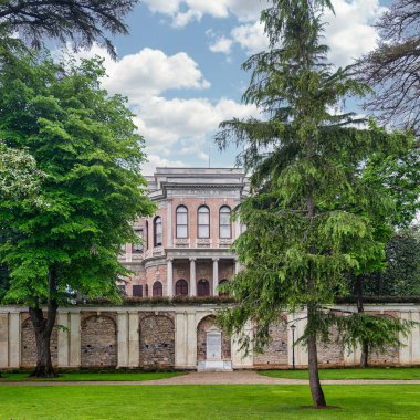 Taş bir çitin içindeki beyaz, güzel bir mermer çeşme Mecidiye Pavyonu, İstanbul ve Türkiye 'yi gözler önüne seriyor.