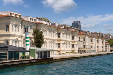 İstanbul, Türkiye - 8 Mayıs 2023: Galata Limanı yakınlarındaki Mimar Sinan Güzel Sanatlar Üniversitesi Boğazı 