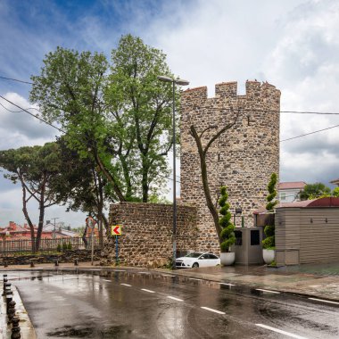 Anadolu Hisari, ya da Anadolu Şatosu, Sultan I. Bayezid tarafından 13. yüzyıldan kalma bir Osmanlı kalesi ve İstanbul, Beykoz 'da bulunan İstanbul Boğazı' nın Anadolu tarafında yer alıyor.