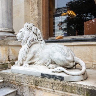 Beyaz mermer bir aslan heykeli Osmanlı Beylerbeyi Sarayı önünde duruyor, arka planda uyuyan kedi, İstanbul, Türkiye Boğazı 'nın Asya kıyısında yer alıyor.