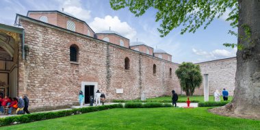 İstanbul, Türkiye - 11 Mayıs 2023: Topkapı Sarayı avlusundaki Hazine Silahları Müzesini ziyaret eden turistler