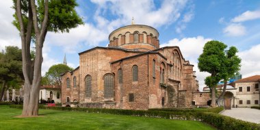 Hagia Irene, diğer adıyla Kutsal Barış Kilisesi, eski bir Bizans tarzı Doğu Ortodoks kilisesi, Topkapı Sarayı 'nın dış avlusunda, İstanbul, Türkiye