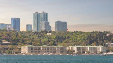 Türkiye 'nin İstanbul kentinde yer alan lüks bir otel olan Ciragan Sarayı Boğazı' nın manzarası. Saray 19. yüzyılda inşa edildi ve şimdi popüler bir turizm merkezi haline geldi.