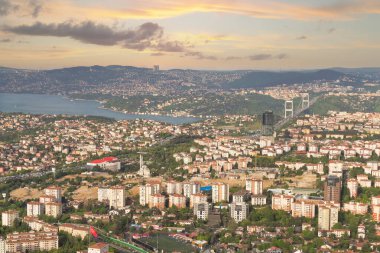 Panoramik bir günbatımı, İstanbullar 'ın şehir manzarasına ve Boğaz' a sıcak bir ışıltı saçarak kentsel ve doğal güzellikleri gözler önüne seriyor. Fotoğraf: İstanbul Safir Kulesi, Türkiye