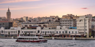 İstanbul, Türkiye - 1 Eylül 2022: Galataport yakınlarındaki İstanbul Boğazı 'nda feribot gezisi, Karaköy Mahallesi' nde bulunan ve uzak uçtaki Galata Kulesi 'nde bulunan bir karma kullanım alanı.