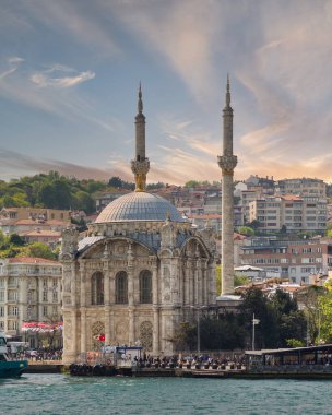 İstanbul, Türkiye - 8 Mayıs 2023: Ortakoy Camii 'ne tepeden bakan Boğaz manzarası, diğer adıyla Buyuk Mecidiye Camii, Ortakoy rıhtım meydanının su kenarına uygun.