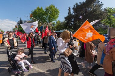 İstanbul, Türkiye - 13 Mayıs 2023: 2023 seçimlerinde AK Parti 'nin Cumhuriyet Caddesi, Uskudar Mahallesi' nde yürüyüşü