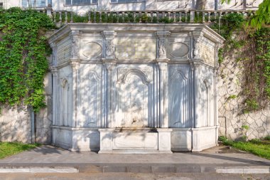 Tarihsel Silahsar Yahya Efendi Çeşmesi, İstanbul, Türkiye 'deki süslü taş işçiliğini sergileyerek günışığının tadını çıkarıyor