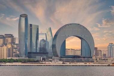 Crescent Development Project, Azerbaycan 'ın başkenti Bakü' deki Hazar Denizi kıyısında güzel bir günbatımına karşı hazırlanan Crescent Hotel de dahil olmak üzere farklı modern mimariye sahip.