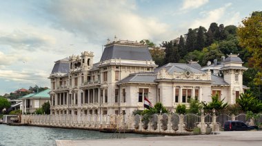 İstanbul, Türkiye 'deki Art Nouveau tarzı Mısır Konsolosluğu, 1902' de Mısır 'ın son khedisinin annesi Emine Hanım için inşa edildi, Abbas Hilmi II, İstanbul' un Levent ilçesinde yer alan