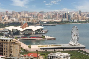 Bakü, Azerbaycan 'ın ufuk çizgisi, liman bölgesi, büyük bir dönme dolap, nam-ı diğer Bakü Göz ve Deniz AVM olarak bilinen kendine özgü sahil alışveriş merkezi yer almaktadır.