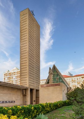 Azerbaycan 'ın Bakü kentindeki Neo-Gotik Meryem Kilisesi' nin dış görünüşü, uzun bir kule ve Bakire Meryem heykeli içerir.