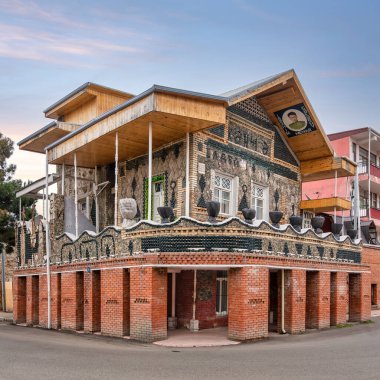 Ganja, Azerbaycan 'daki Şişe Evi. Ev tamamen cam şişelerle kaplı ve evin inşaatı bir sanat eseridir. Benzersiz bir yaratıcılık sergileyen popüler bir turistik cazibe