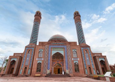 İkiz minareleri ve detaylı mozaikleriyle Goy İmam Camii Ganja, Azerbaycan 'daki açık mavi gökyüzünü şereflendiriyor