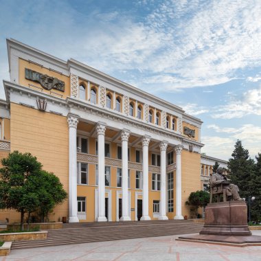 Azerbaijan Ulusal Konservatuarı, besteci Uzeyir Hajibeyov 'un tanınmış bir heykelinin yer aldığı, müzik eğitimi için prestijli bir kurumdur.