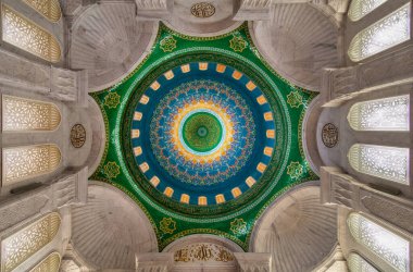 Bibi-Heybat Camii 'nin ayrıntılı detayları, canlı renkler ve kubbedeki güzel desenler, Bakü, Azerbaycan