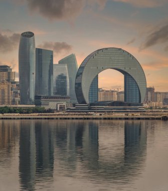 Crescent Geliştirme Projesinde, Azerbaycan 'ın başkenti Bakü' deki Hazar Denizi üzerinde yansıyan güzel bir günbatımına karşı hazırlanan Crescent Hotel de dahil olmak üzere farklı modern mimari yer alıyor.