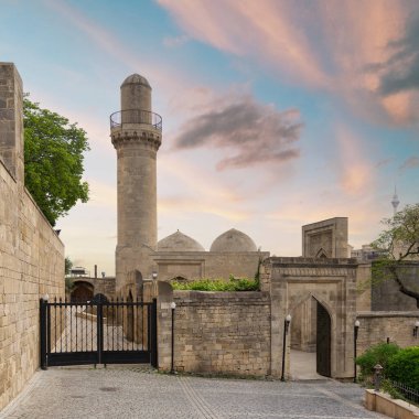 Şah Camii minaresi, Azerbaycan 'ın Bakü kentindeki binaların üzerine yükselir. Shirvanshahlar Sarayı 'na eklenen bu cami, günbatımından önce şehrin önemli bir simgesidir.