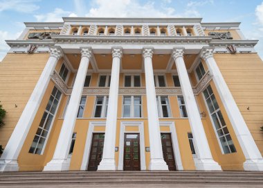 Azerbaijan, Bakü 'deki Azerbaycan Ulusal Konservatuarı müzikal eğitim için prestijli bir kurumdur.