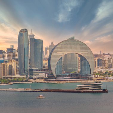 Crescent Development Project, Azerbaycan 'ın başkenti Bakü' deki Hazar Denizi kıyısında güzel bir günbatımına karşı hazırlanan Crescent Hotel de dahil olmak üzere farklı modern mimariye sahip.
