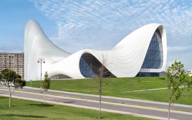 Azerbaycan 'ın Bakü kentindeki ikonik Heydar Aliyev Merkezi, açık bir gökyüzüne karşı çağdaş mimariyi akıcı, dalga benzeri tasarımıyla sergiliyor. Bina Mimar Zaha Hadid tarafından tasarlandı. 